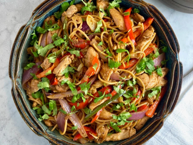 Chicken Chow Mein - Tallarin Saltado de Pollo.