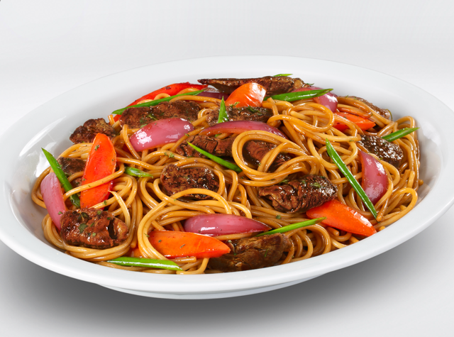 Beef Chow Mein - Tallarin Saltado de Carne.